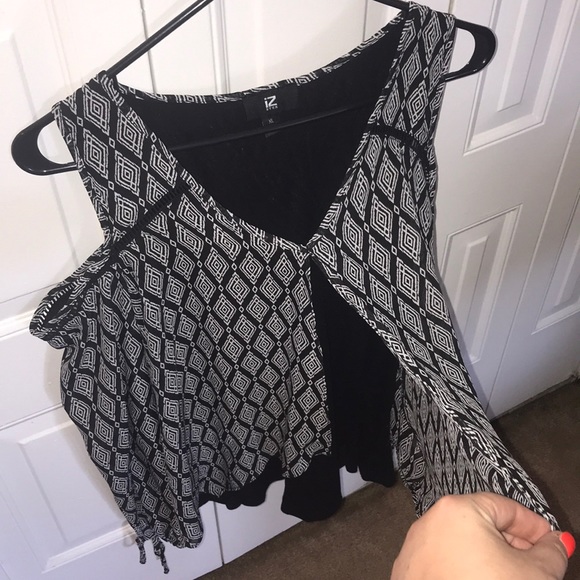 black & white cold shoulder blouse🖤🎃 - Picture 5 of 8